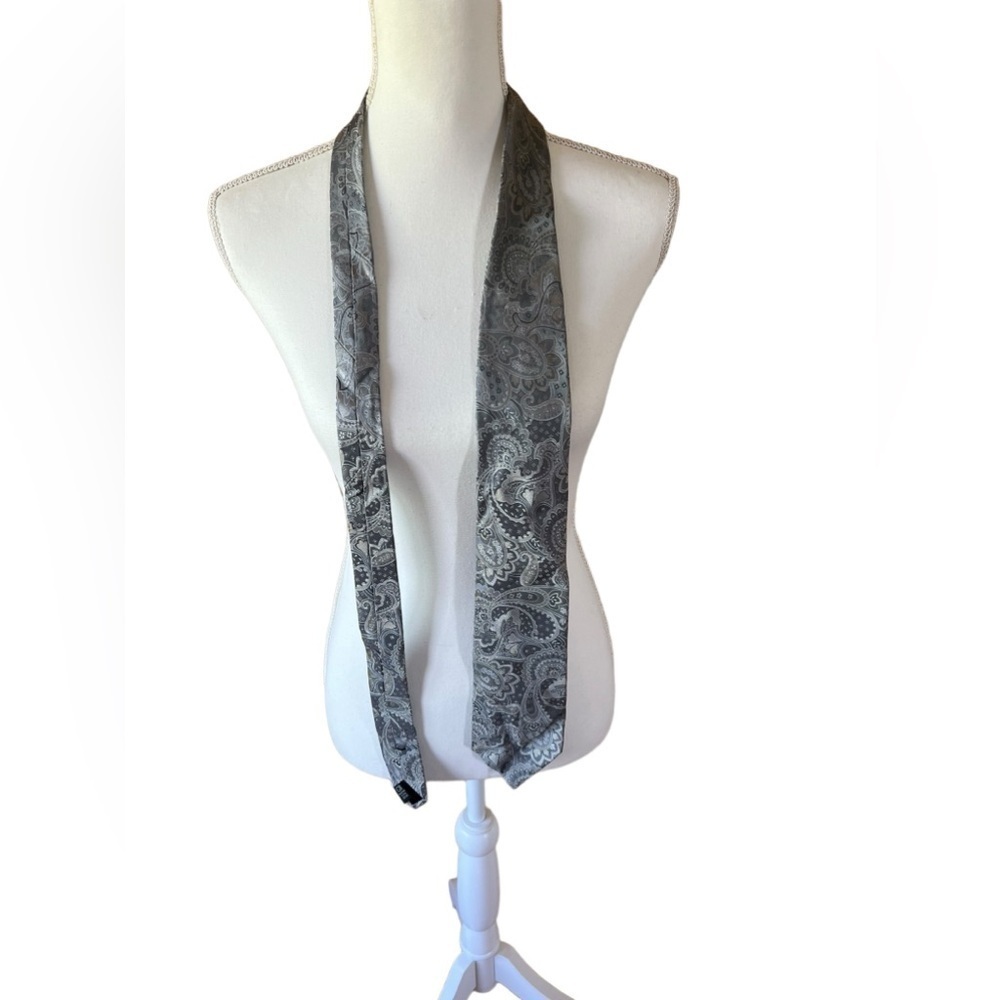 Geoffrey Beene Paisley Gray Silk Tie Classic Pattern Necktie